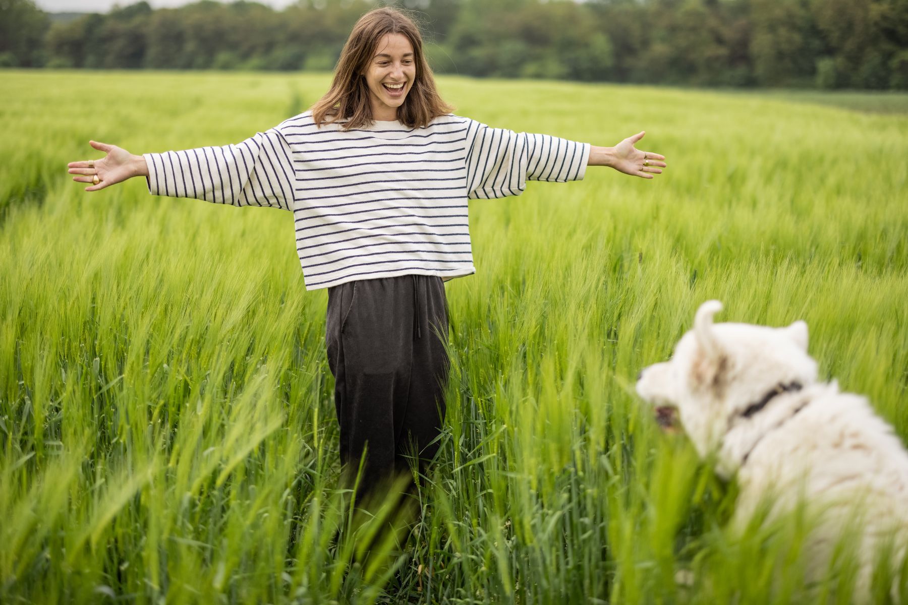 jeune-femme-bonne-resolution-avec-son-chien Une jeune femme qui a pris la bonne résolution de passer plus de temps avec son chien.